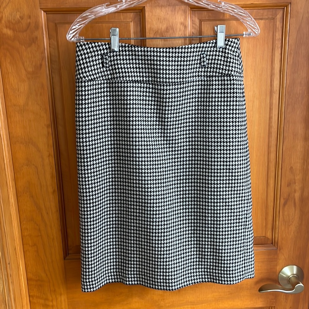 Whit house black market skirt